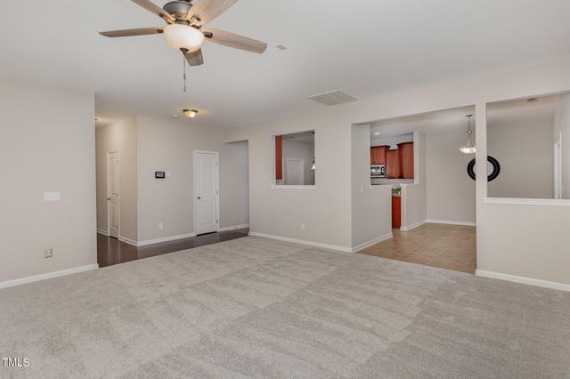 a view of empty room with a ceiling fan