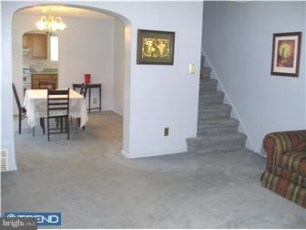 564 Pedley Road Philadelphia, PA 19128 - Photo 3 of 12 Living Room