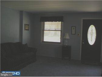 564 Pedley Road Philadelphia, PA 19128 - Photo 4 of 12 Living Room