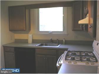 564 Pedley Road Philadelphia, PA 19128 - Photo 7 of 12 Kitchen