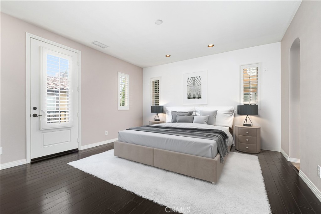 86 Townsend Irvine, CA 92620 - Photo 17 of 48 a spacious bedroom with a bed and a window