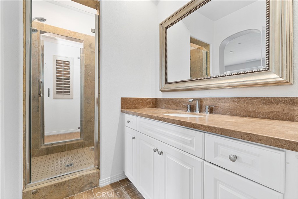 86 Townsend Irvine, CA 92620 - Photo 19 of 48 a bathroom with a sink and a mirror