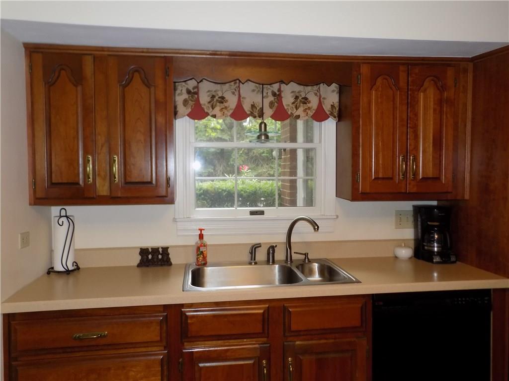 242 Rockingham Road Pittsburgh, PA 15238 - Photo 7 of 25 Gallery Image 7