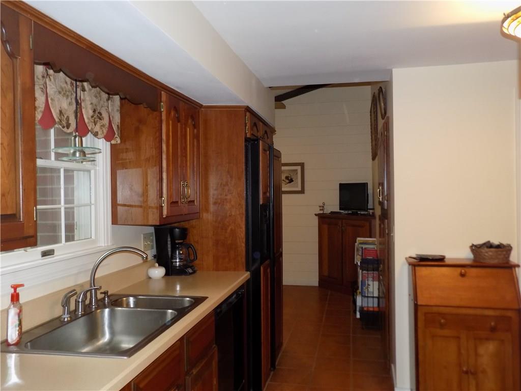 242 Rockingham Road Pittsburgh, PA 15238 - Photo 8 of 25 Gallery Image 8