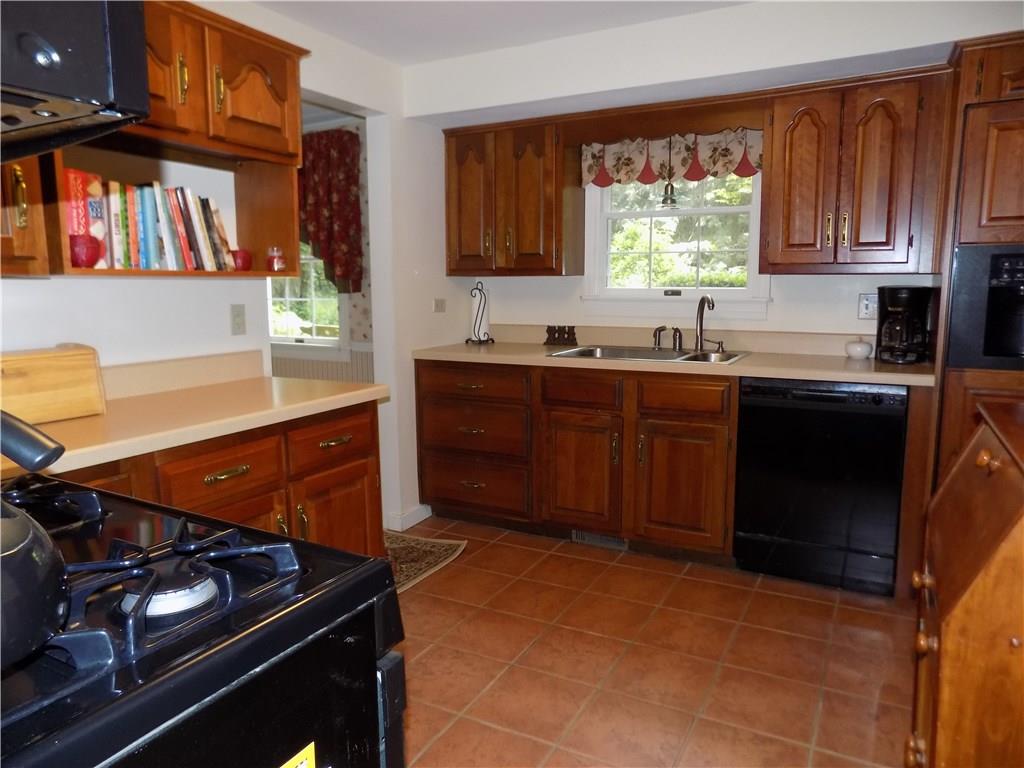 242 Rockingham Road Pittsburgh, PA 15238 - Photo 10 of 25 Gallery Image 10