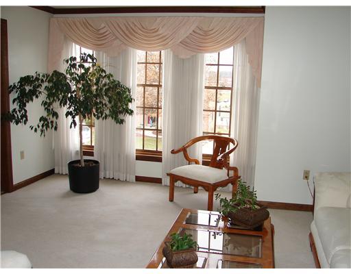 114 Rye Court McKees Rocks, PA 15136 - Photo 5 of 14 Living Room.