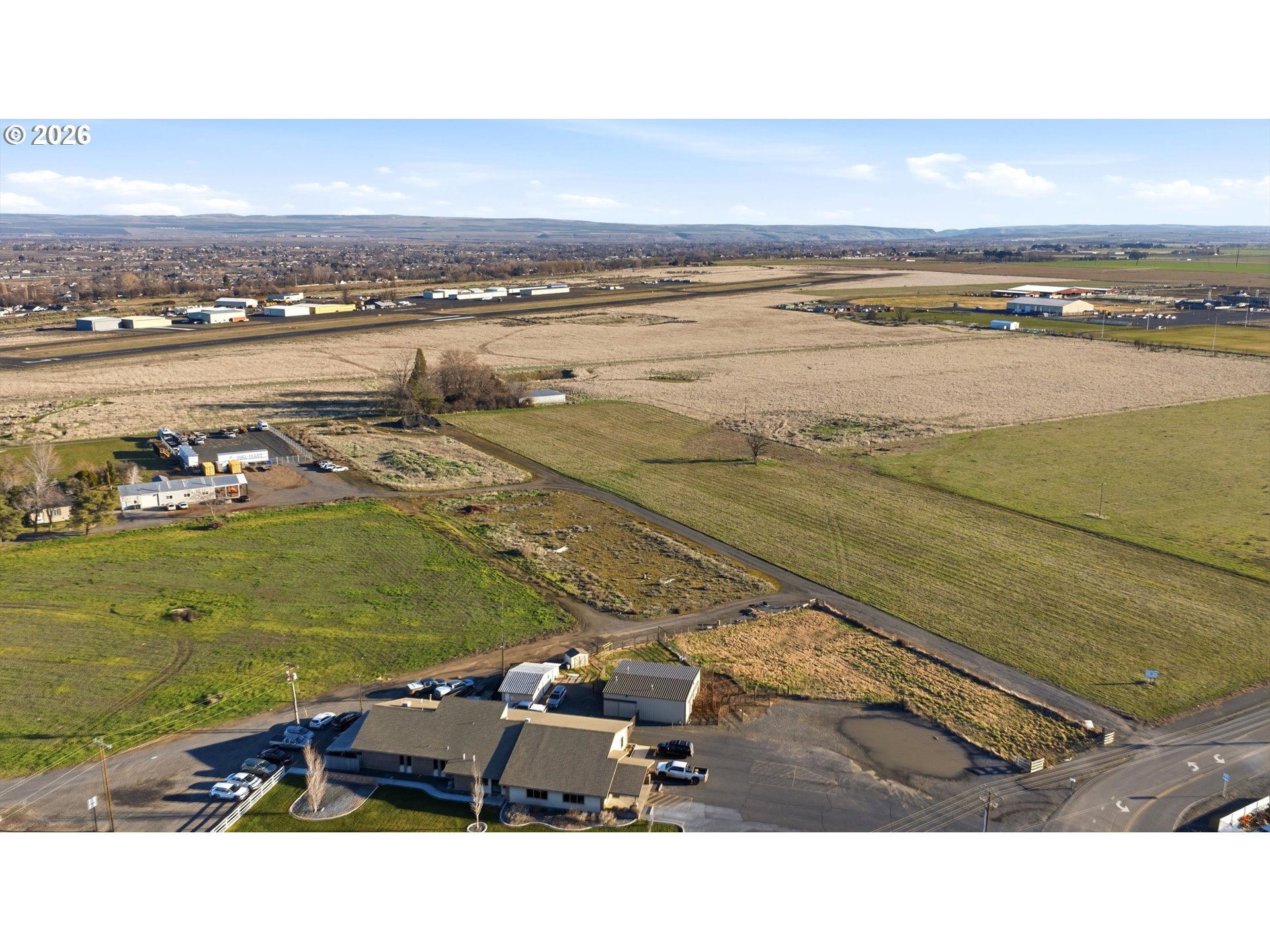 East Airport Road Hermiston, OR 97838 - Photo 3 of 7 a view of an ocean and beach