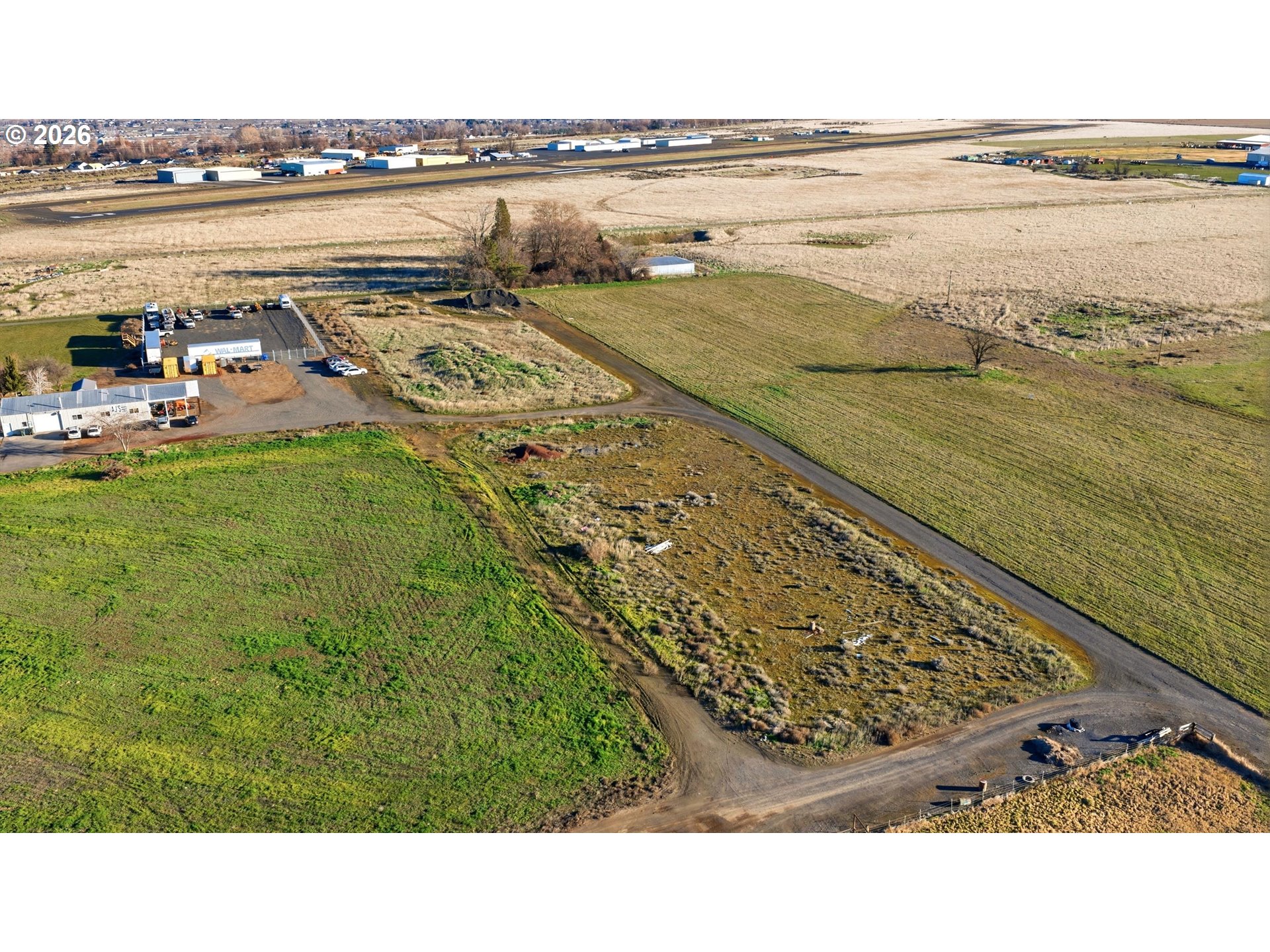 East Airport Road Hermiston, OR 97838 - Photo 4 of 7 a view of an ocean and beach
