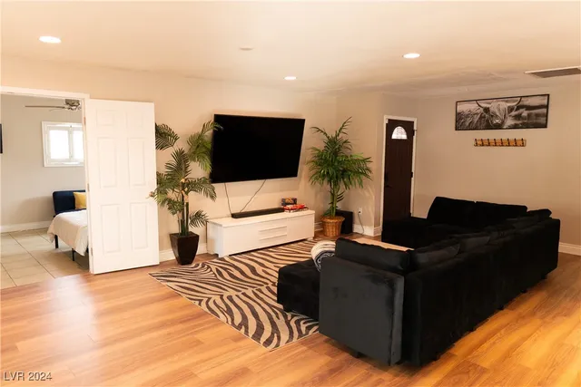 $2,800 | 3151 Camel Back Drive, Las Vegas, NV 89169