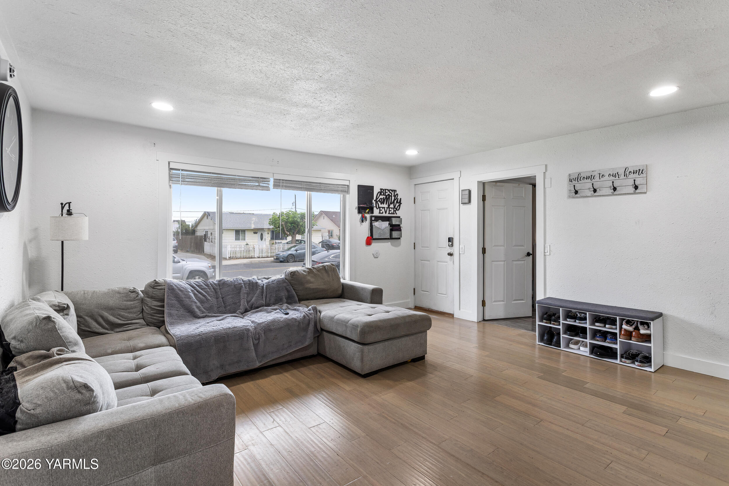 207 North F Street Toppenish, WA 98948 - Photo 8 of 21 Great natural lighting