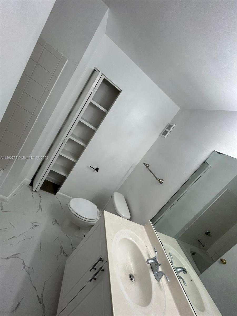 4815 Via Palm Lakes, Unit 1411 West Palm Beach, FL 33417 - Photo 9 of 11 a utility room with dryer and washer