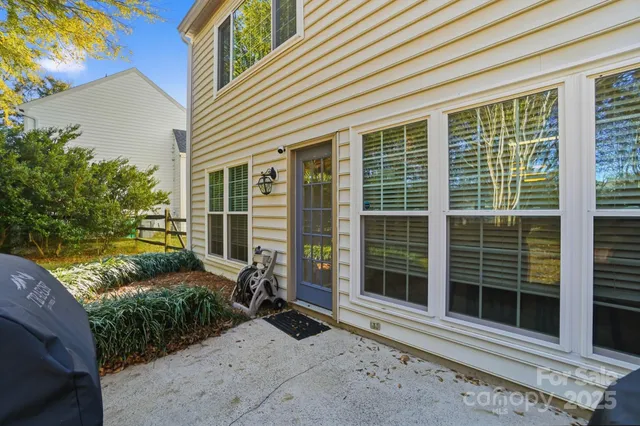 a view of a house with backyard and garden