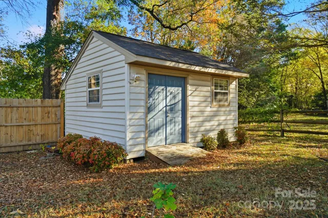 a view of back yard of the house