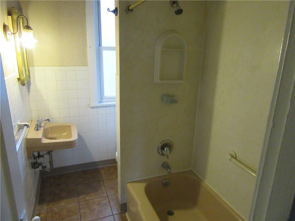 2923 Willett Road Pittsburgh, PA 15227 - Photo 12 of 16 Gallery Image 12