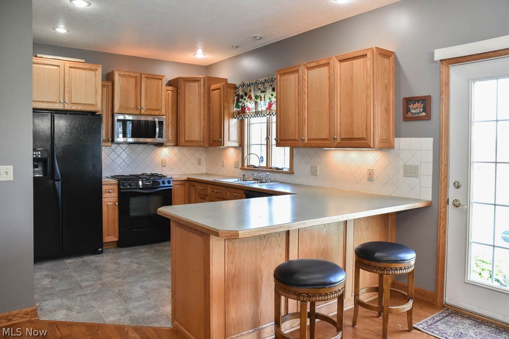 3557 Laubert Road Atwater, OH 44201 - Photo 4 of 21 Fully applianced kitchen with a breakfast bar.