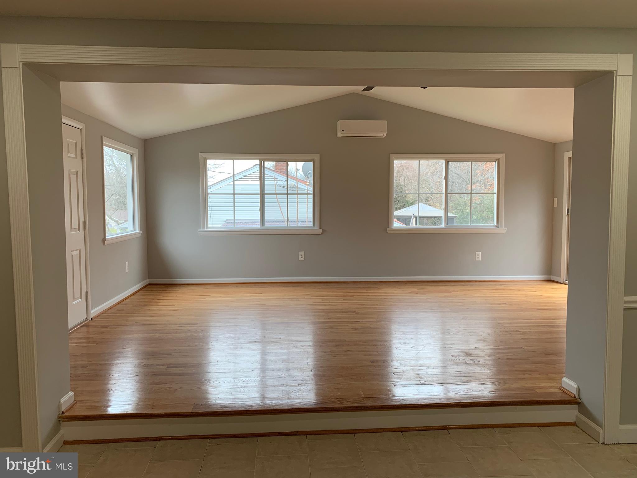 6020 Hanover Avenue Springfield, VA 22150 - Photo 2 of 25 Large Living Space