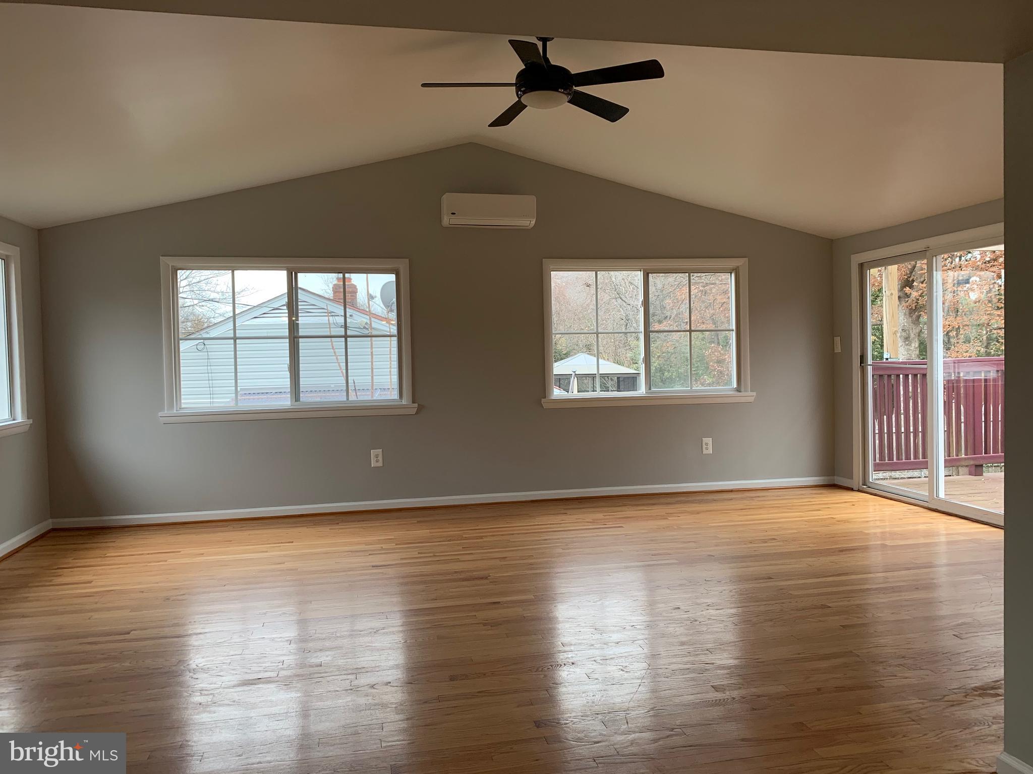 6020 Hanover Avenue Springfield, VA 22150 - Photo 3 of 25 Living area
