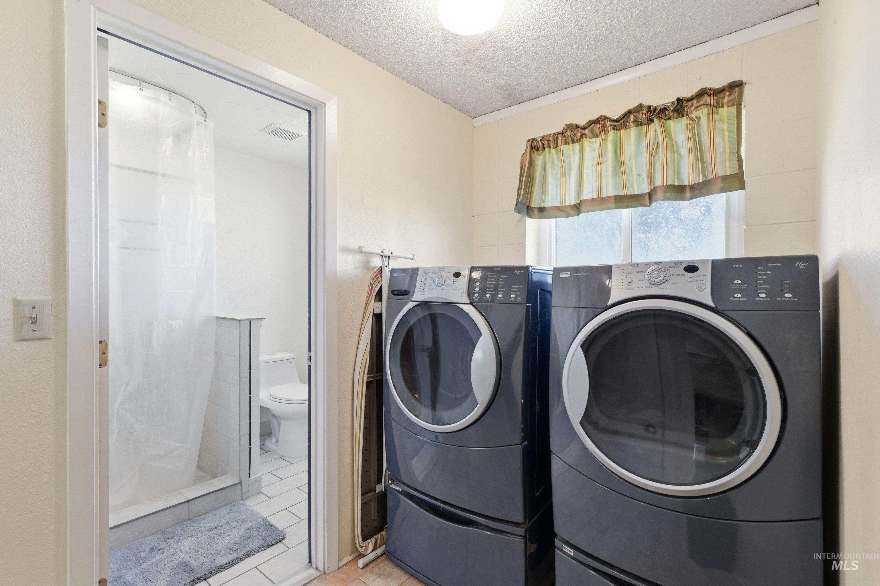 15095 David Street Caldwell, ID 83607 - Photo 25 of 39 Laundry area featuring a window, built-in overhead lighting, and terracotta-style floor tiles