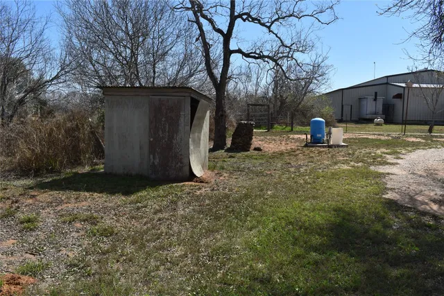 a view of a barn in the middle of a yard