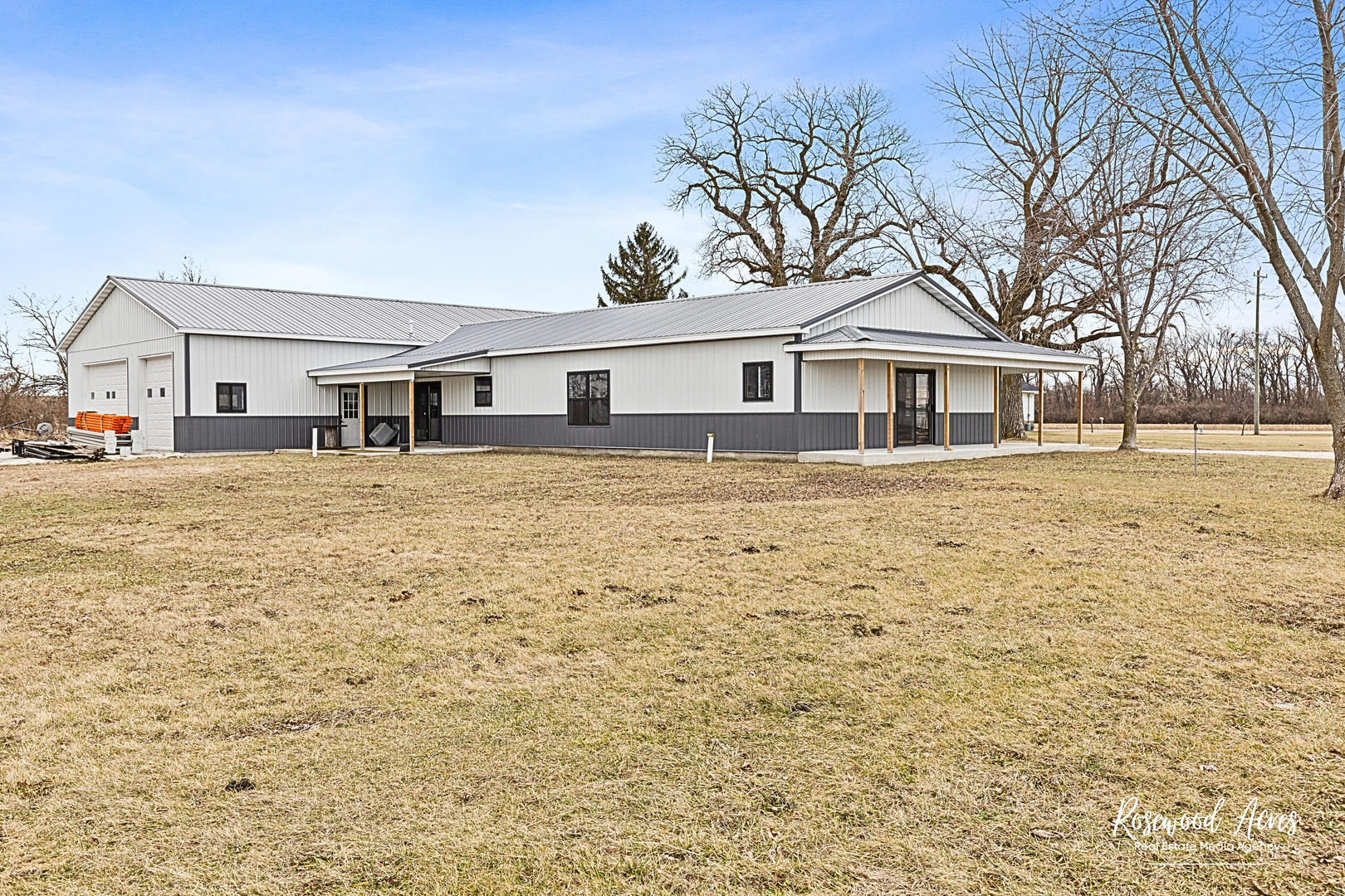 6255 Highway 17 Kankakee, IL 60901 - Photo 4 of 22 a front view of a house with a garden