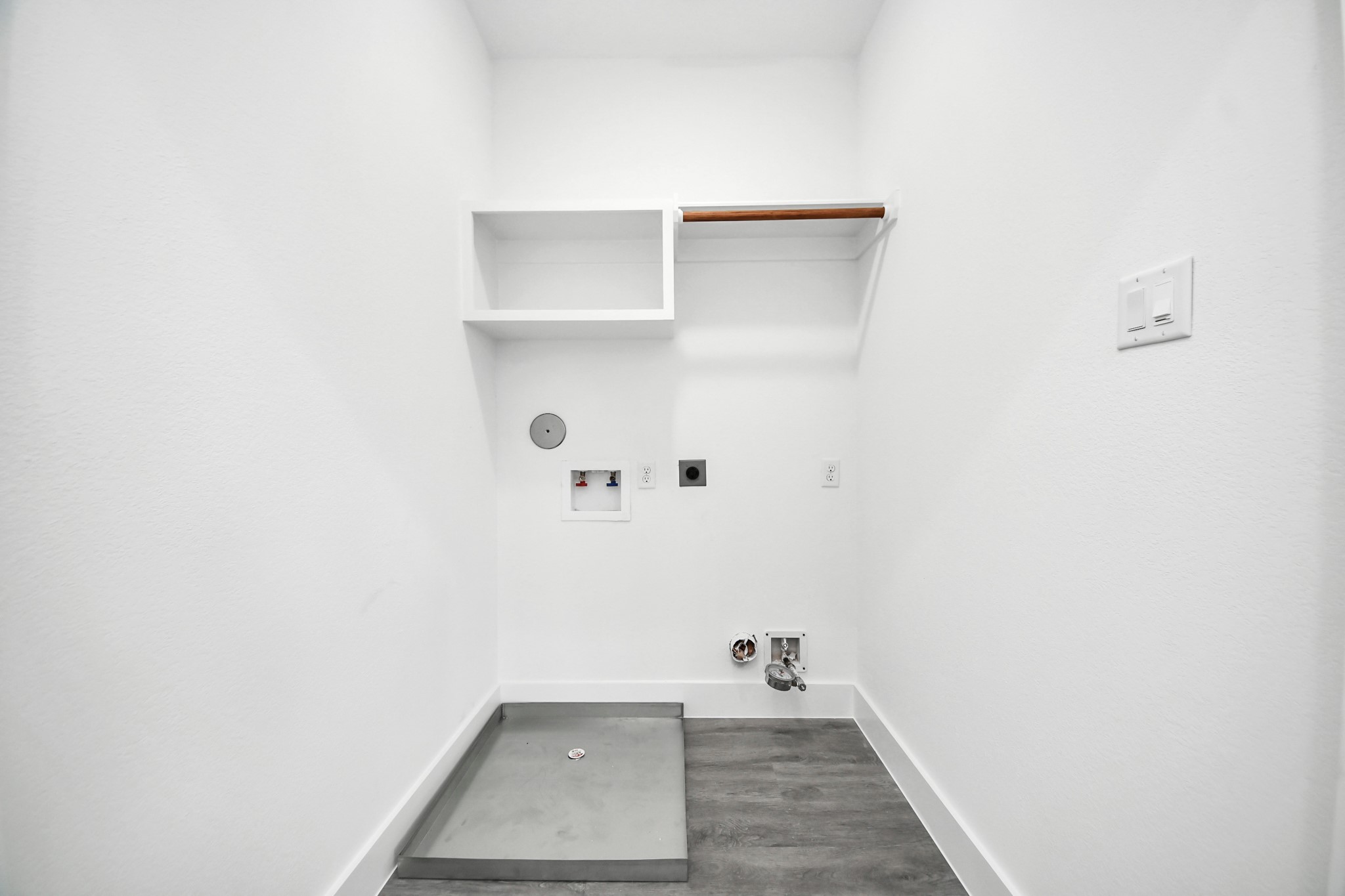 6629 Foster Street Houston, TX 77021 - Photo 23 of 33 Functional utility room with washer and dryer connections.