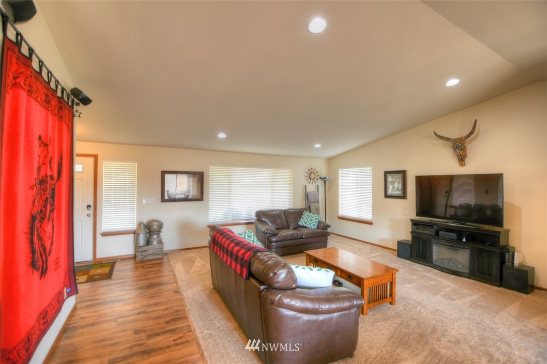 7535 187th Avenue Southwest Rochester, WA 98579 - Photo 4 of 22