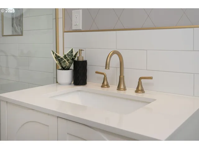 a close view of sink