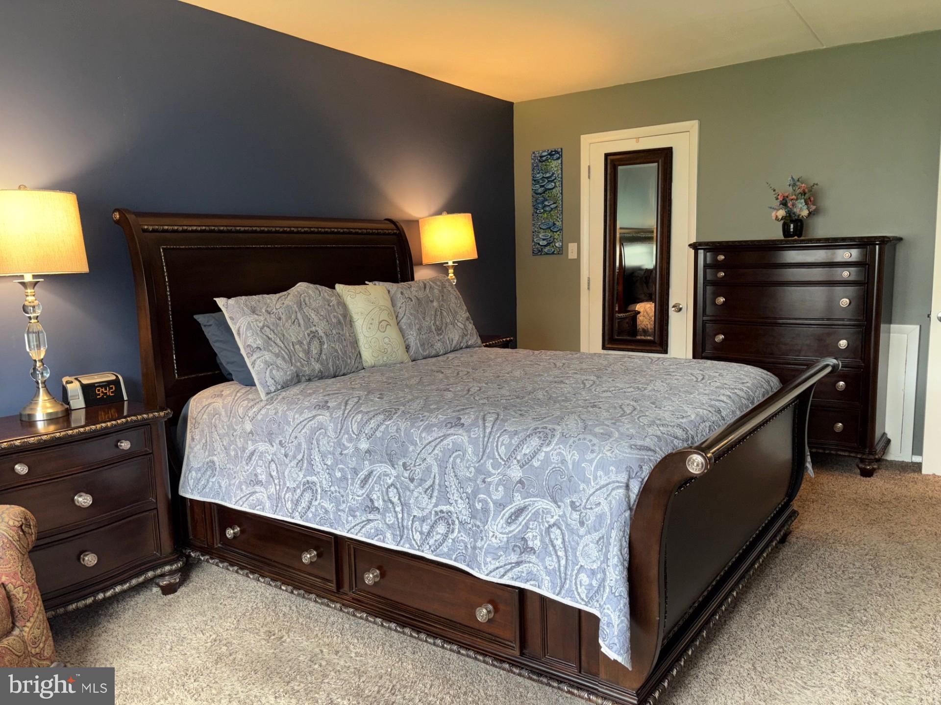 84 Welsh Tract Road, Unit 106 Newark, DE 19713 - Photo 18 of 32 a large bed sitting in a bedroom next to a lamp