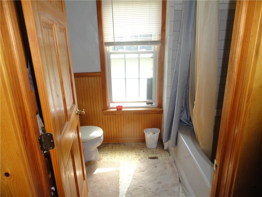451 Mercer Road Greenville, PA 16125 - Photo 10 of 14 a bathroom with a toilet sink and tub