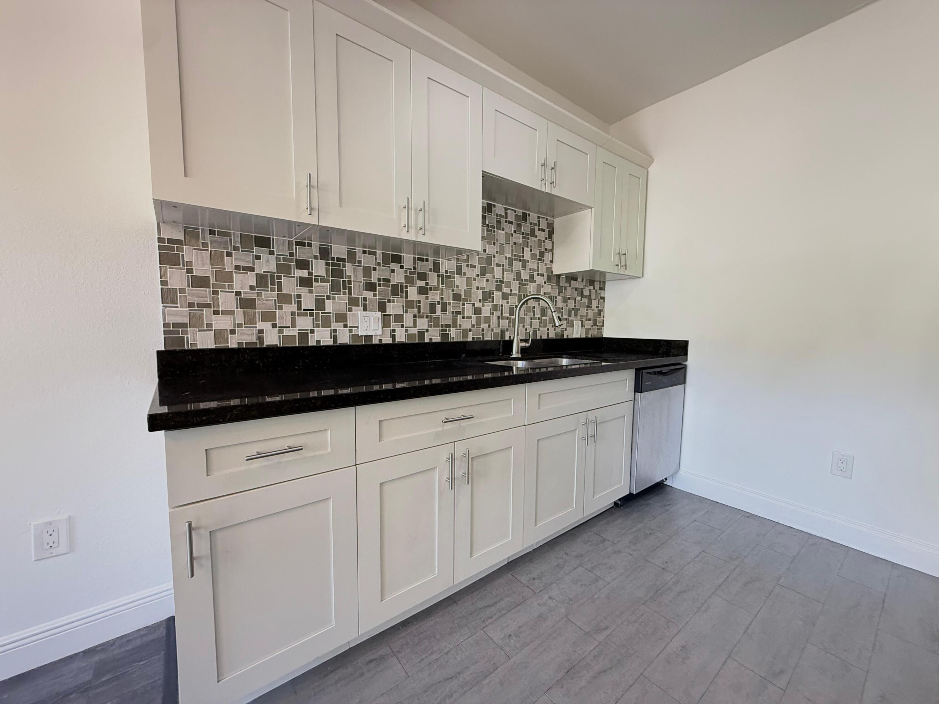 815 Upland Road, Unit 7 West Palm Beach, FL 33401 - Photo 5 of 13 WhatsApp Image 2026-02-10 at 16.09.48 (3