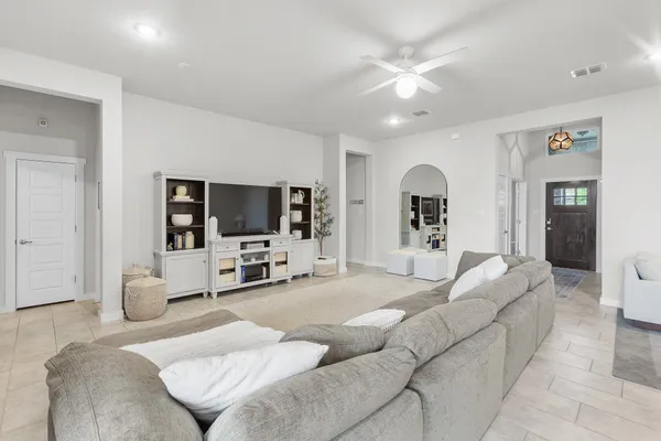 $2,950 | 823 Dreisam, New Braunfels, TX 78130