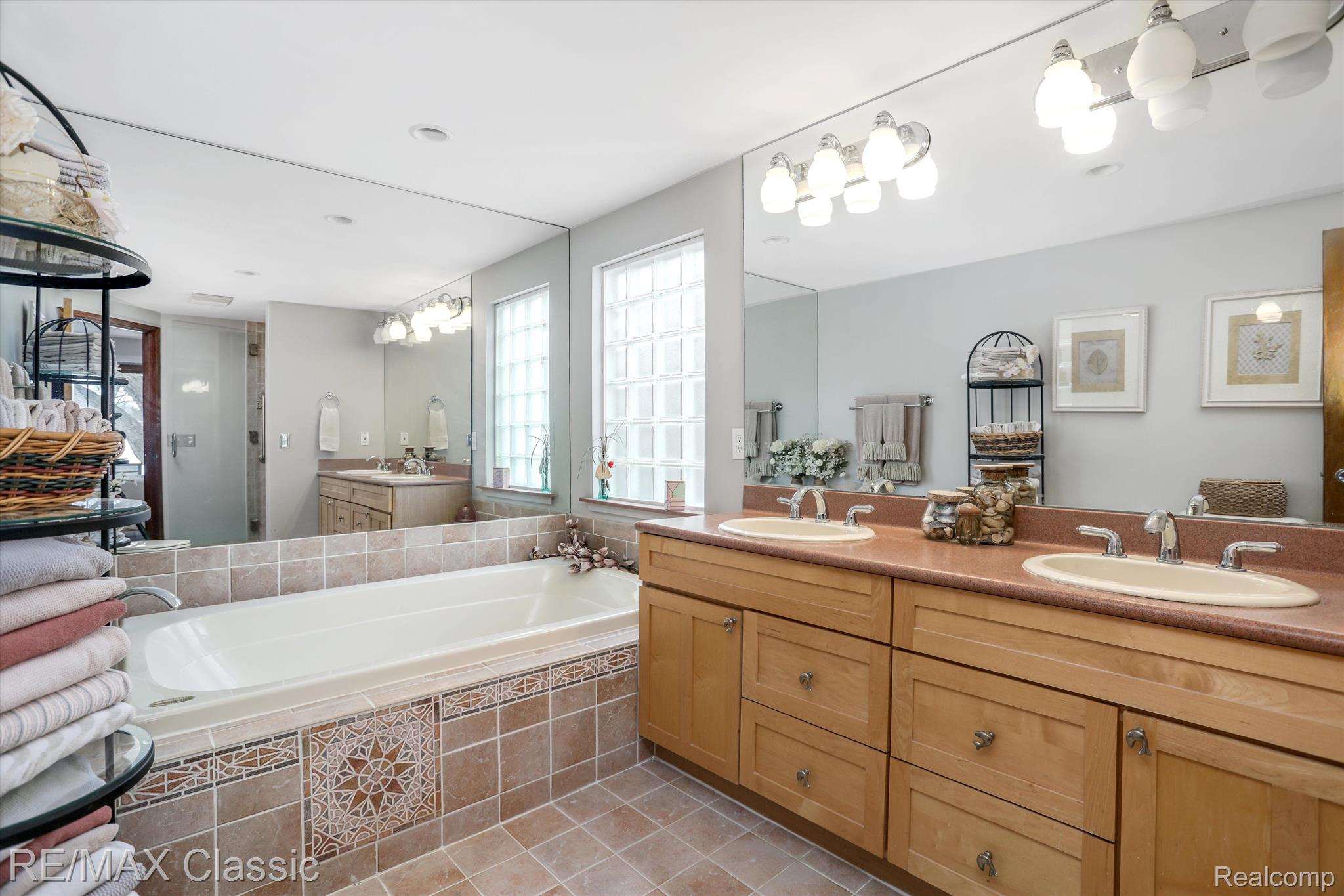 6270 Commerce Road West Bloomfield, MI 48324 - Photo 16 of 43 Primary Bath
