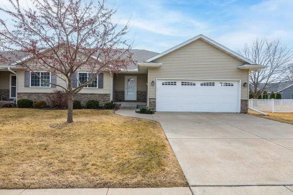$389,900 | 125 Pinehurst Drive, Eldridge, IA 52748