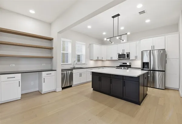 $3,050 | 2204 Lou Ellen Lane, Houston, TX 77018