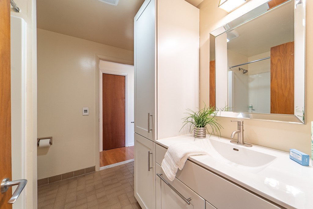 182 Park Road Perinton, NY 14534 - Photo 39 of 50 The two family bedrooms share a Jack 'n Jill bathr