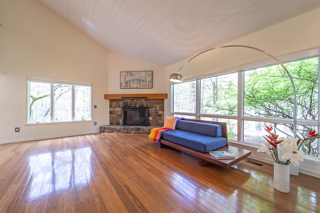 182 Park Road Perinton, NY 14534 - Photo 7 of 50 The great room is both inviting and impressive.