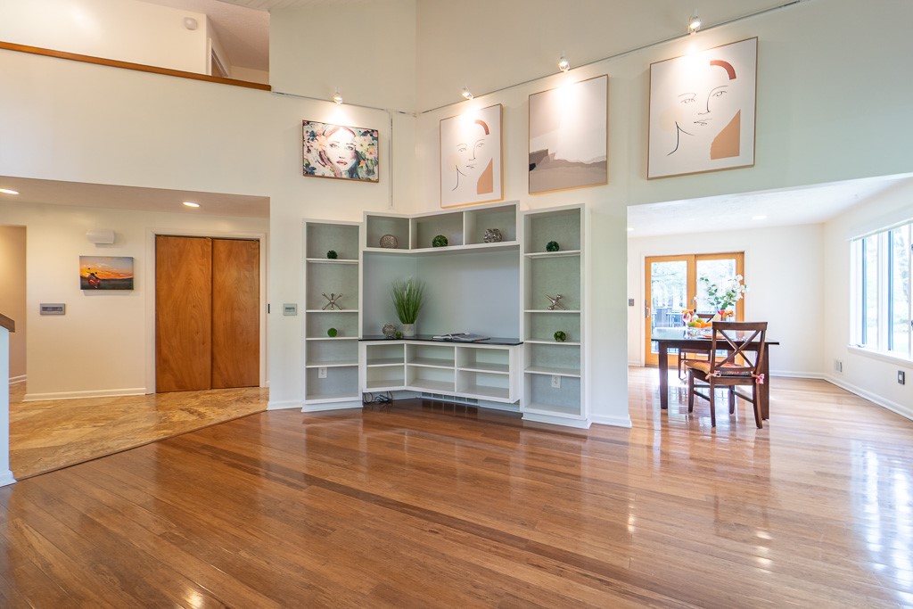 182 Park Road Perinton, NY 14534 - Photo 10 of 50 Sky high celilings enhance the lofty ambiance.