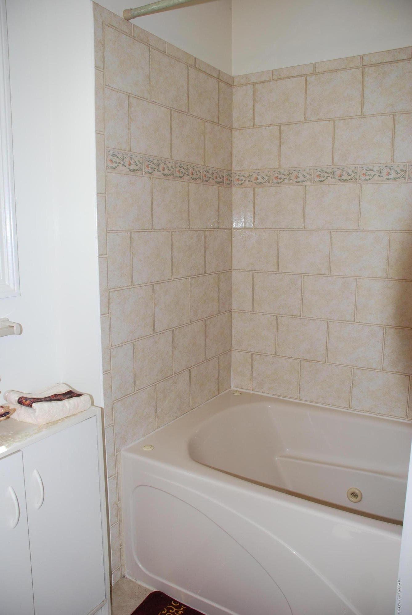 450 Middle Road Holmdel, NJ 07733 - Photo 19 of 23 Hall bath with Jacuzzi