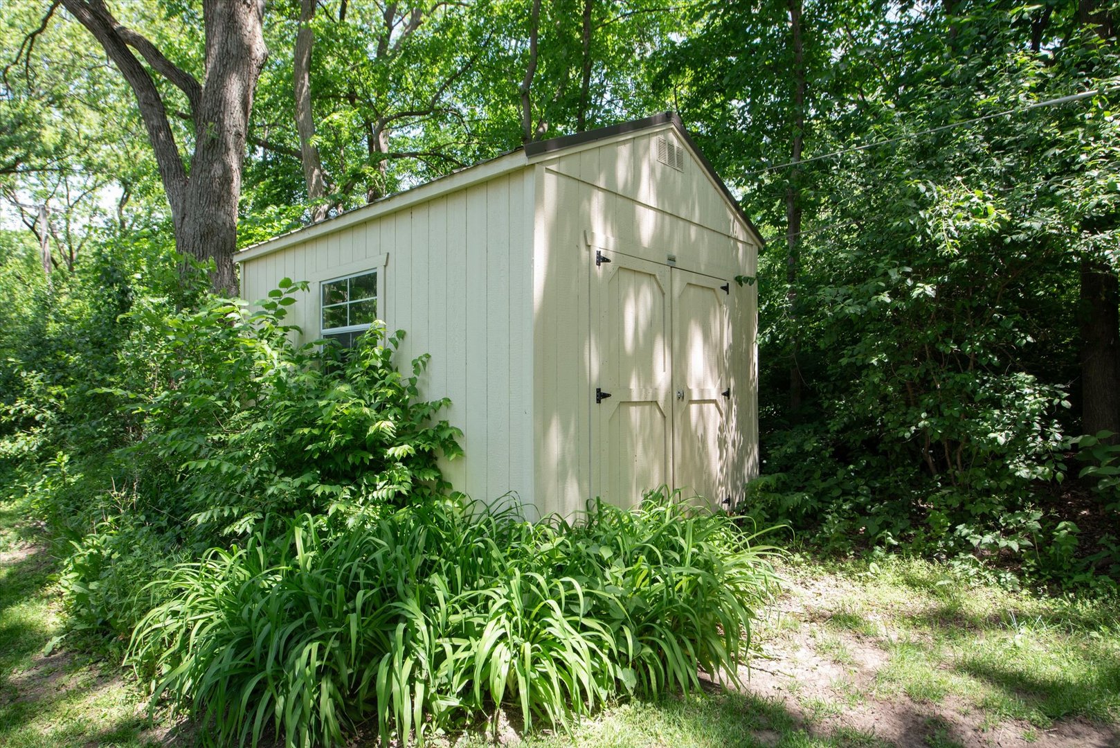1196 Nottingham Lane Elgin, IL 60120 - Photo 43 of 45 a backyard of a house with plants and large tree