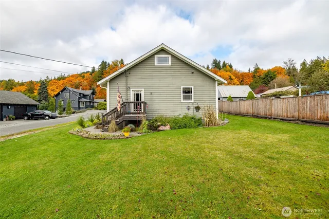 a view of a house with backyard and sitting area