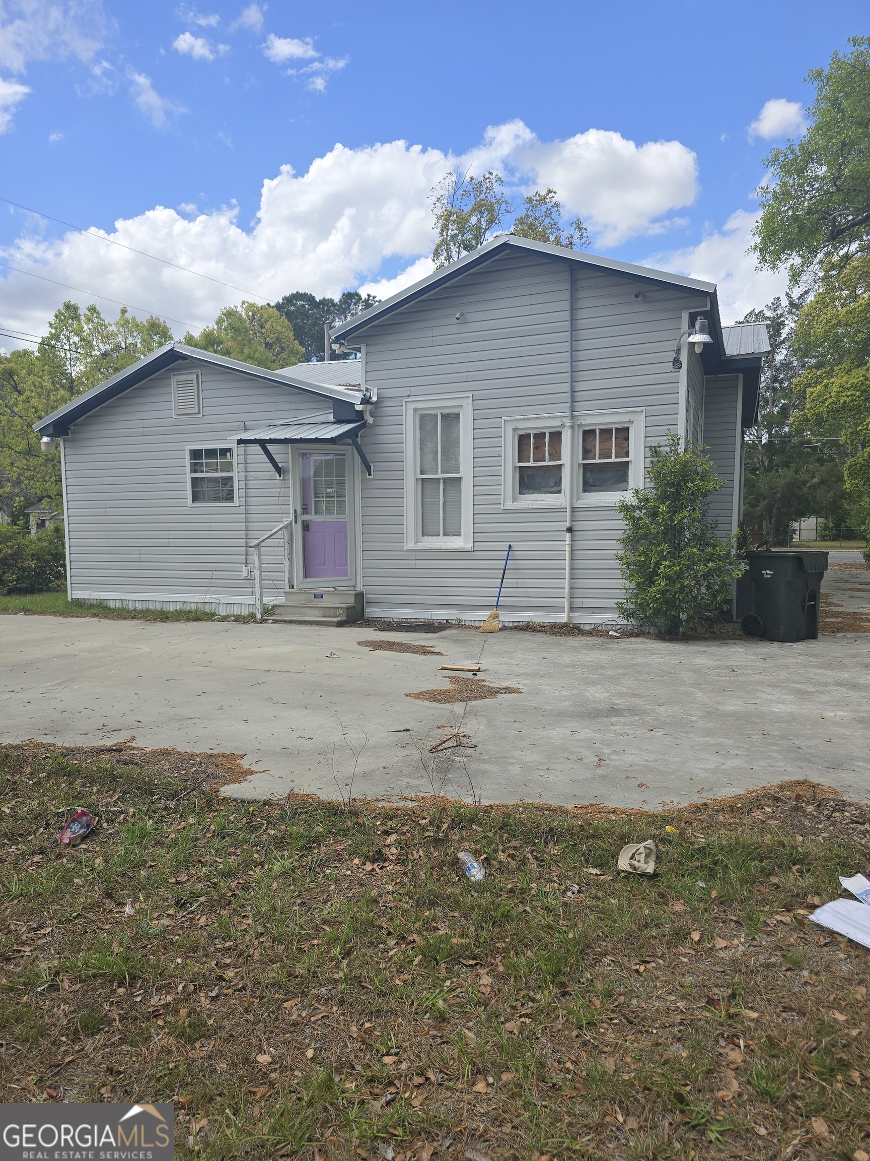 1500 Clough Street Waycross, GA 31501 - Photo 5 of 12 a house with a outdoor space