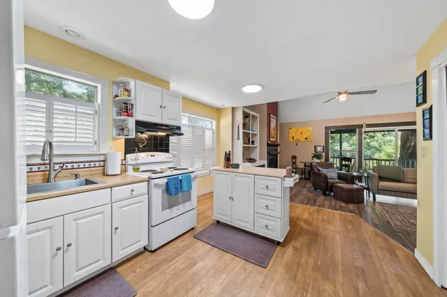 a view of a livingroom with furniture and a ceiling fan