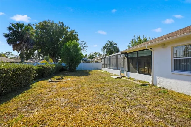 a view of a backyard