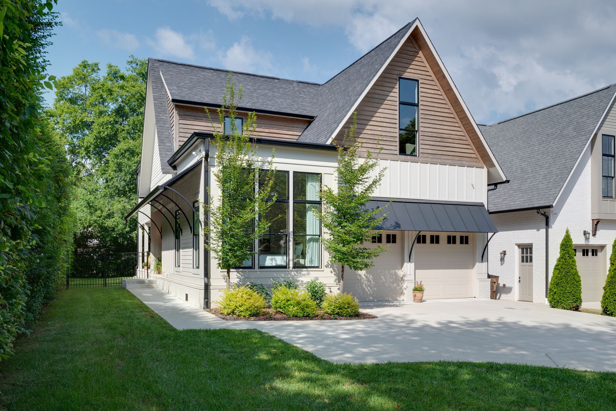 a view of a house with backyard and porch