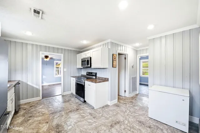 $249,900 | 200 Independence Avenue, Mount Carmel, TN 37645