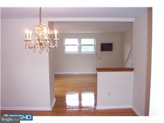 134 Ridgefield Road Philadelphia, PA 19154 - Photo 4 of 8 Living Room