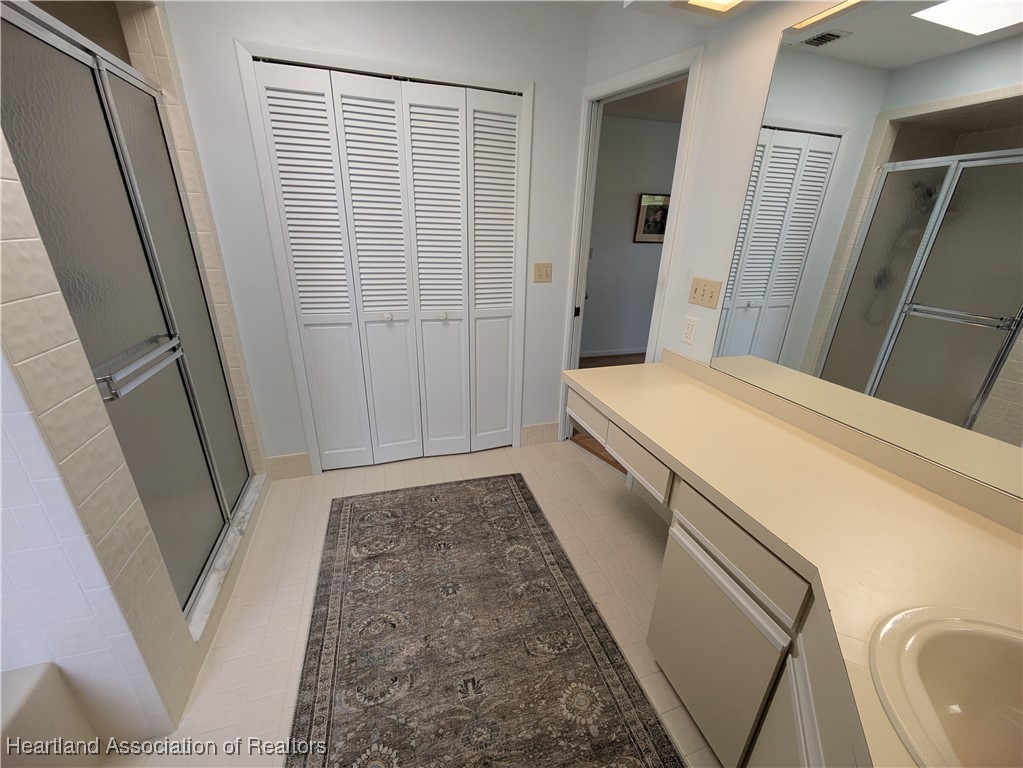 2708 Par Road Sebring, FL 33872 - Photo 18 of 33 a bathroom with a sink a toilet a mirror and shower