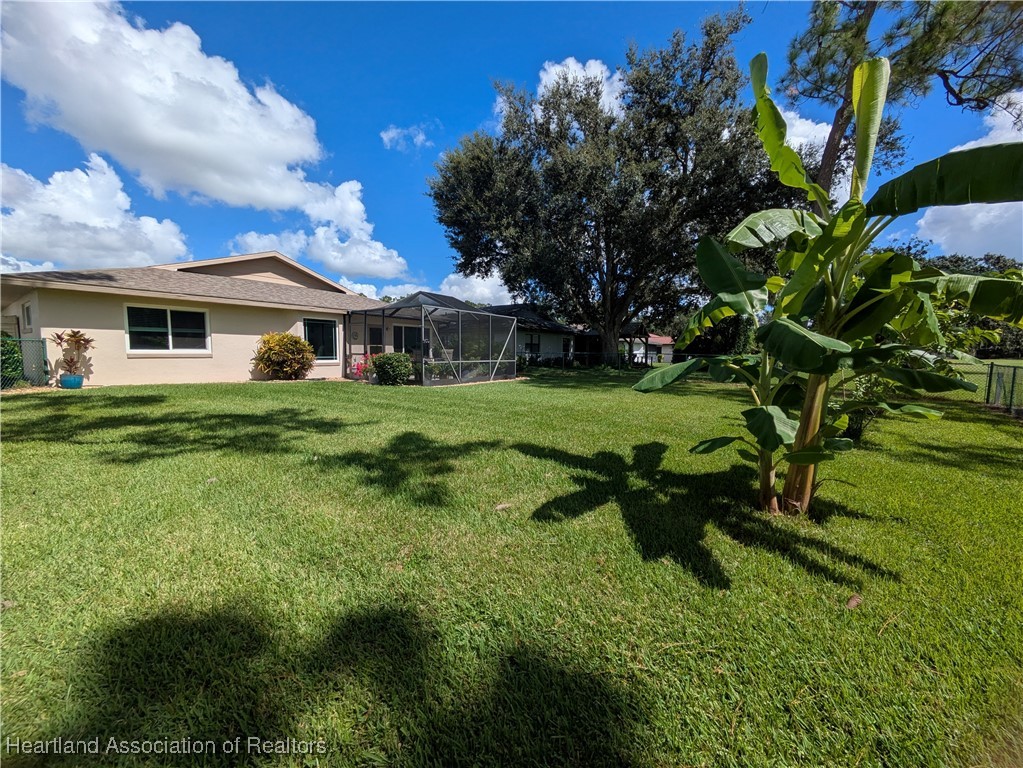 2708 Par Road Sebring, FL 33872 - Photo 27 of 33 a backyard of a house with table and chairs