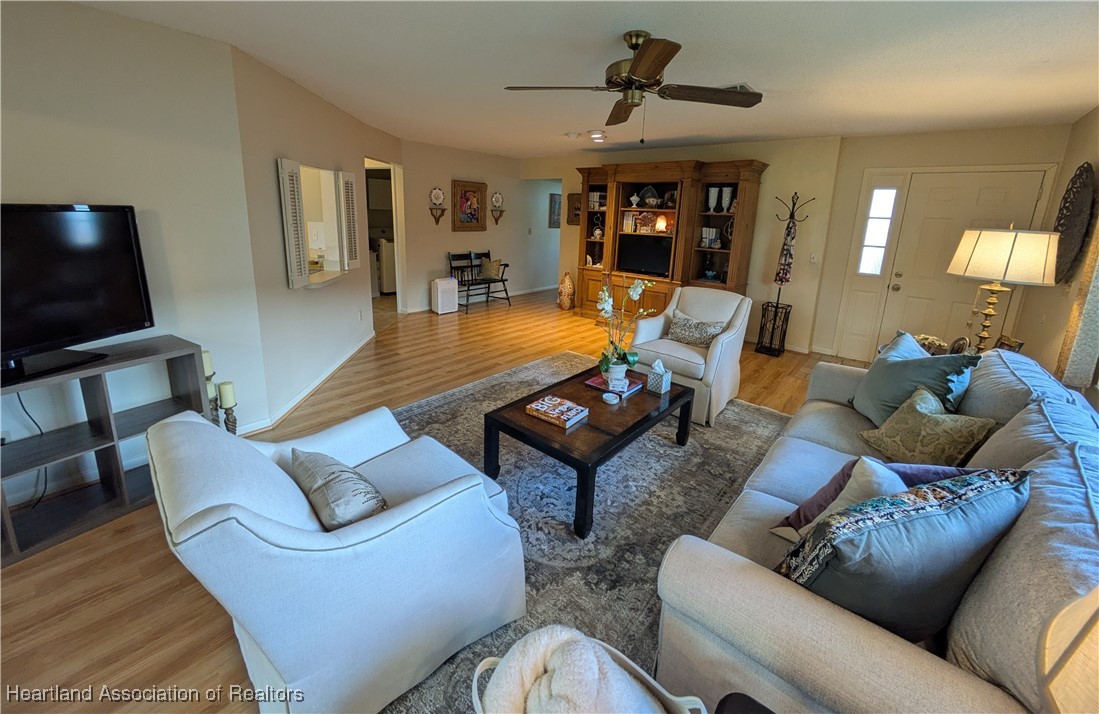 2708 Par Road Sebring, FL 33872 - Photo 4 of 33 a living room with furniture and a flat screen tv