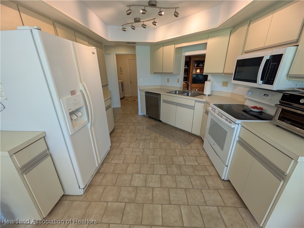 2708 Par Road Sebring, FL 33872 - Photo 5 of 33 a kitchen with a sink a microwave and refrigerator